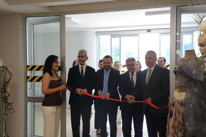 Moda Tasarımı Programı Mezuniyet Sergisi Büyük Beğeni Topladı