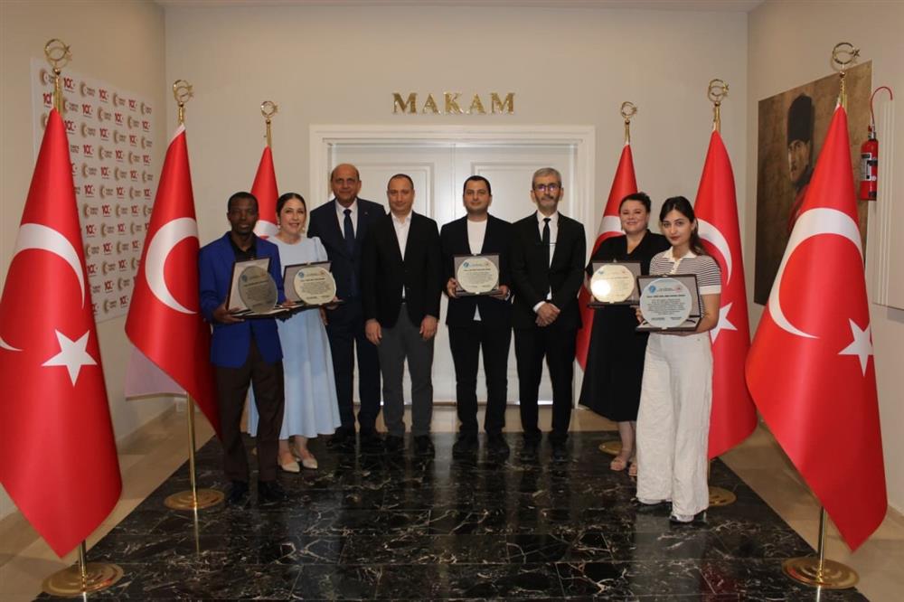 Akademisyenimize Teşekkür Plaketi